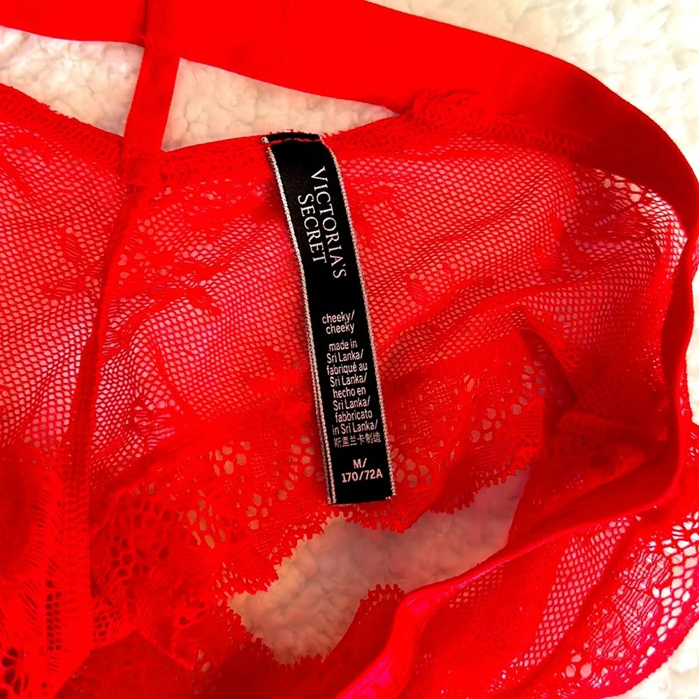 Victoria's Secret Front Close Strappy Back Lace Bra & Cheeky Set - Picture 8 of 9